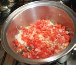sopa 40 Precalentar el sartén a temperatura media por 3 minutos. Saltear la cebolla. Añadir el jitomate sin dejar de mover.