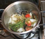 27 ) Sal al gusto primer plato sopa Asar bien en el comal los nopales, la cebolla, los chiles poblanos y los jitomates.