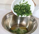 aceite de olivo 1/4 de taza de jugo de limón Sal y pimienta al gusto guarnición verdura / aderezo Batir