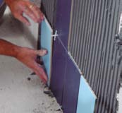 Aplicar una lechada de agarre con: parte de látex PRIMFIX + parte de cemento pórtland.