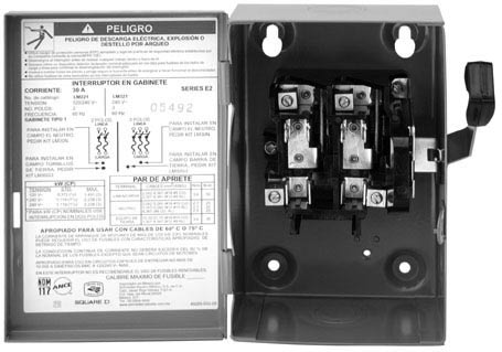 La oferta de Interruptores de seguridad servicio ligero es mas amplia, ya que incorpora interruptores de 2 y 3 polos, ambos en capacidades de 30 A y 60 A, además de algunos accesorios.