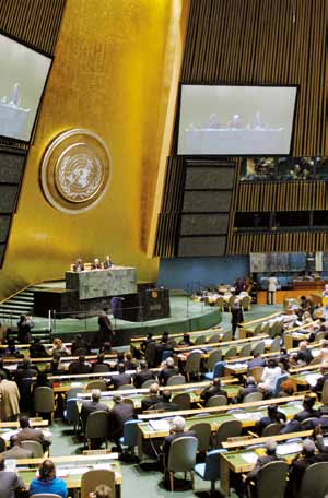 Instará a los parlamentarios a que dirijan su atención a las principales cuestiones mundiales de actualidad examinadas por las Naciones Unidas.