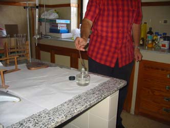 A una mezcla de clorato potásico y azúcar a partes iguales muy bien triturada por separado y mezclada (mezcla sacarocloratada) se le añade una gota de ácido sulfúrico concentrado. A.