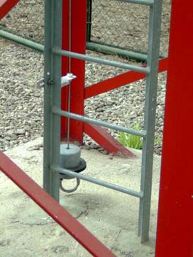 En los postes de hormigón y en los de apoyo tubular metálicos generalmente existen unos huecos cuadrados (ventanas de acceso) para apoyar los pies a modo de escalera con los que,