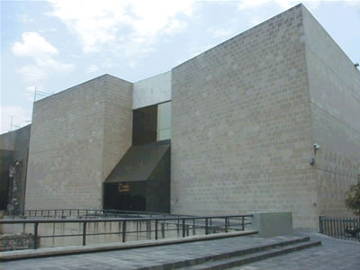 Inaugurado el 12 de octubre de 1987, el museo recrea la dualidad de vida y muerte, agua y guerra, agricultura y tributo, símbolos de Tláloc y