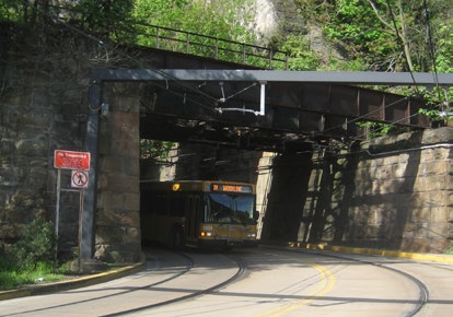 El BRT Oeste y Sur de Pittsburgh opera en más áreas suburbanas de la ciudad que el BRT Este MLK Jr., por lo tanto limita el potencial de estimular el desarrollo.