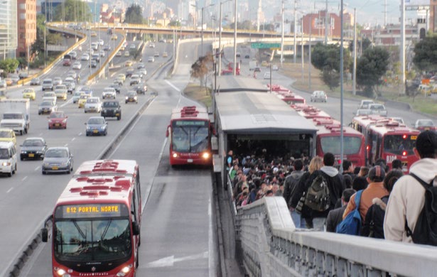 Los carriles de cruce en las estaciones del TransMilenio han incrementado al triple la capacidad del sistema.
