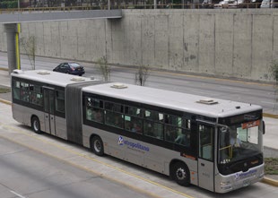 Debido a que los sistemas BRT tienden a tener áreas de captación que son más amplias que las de los sistemas LRT también tienden a tener un mayor impacto en el cambio de modo de transporte.