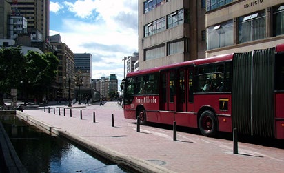 El centro de Bogotá era un lugar con alto índice de criminalidad y peligroso, pero la estación de BRT, que atraviesa el centro histórico, ha contribuido a traer más actividad a la zona.