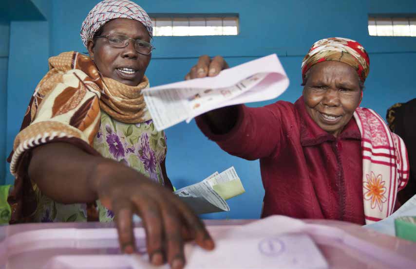Mujeres votan orgullosas en las elecciones nacionales de Kenya, que duplicaron el porcentaje de legisladoras, un hito histórico.