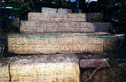 FAMSI 2003: Federico Fahsen La Escalinata Número 2 de Dos Pilas, Petén, Los Nuevos Escalones Año de Investigación: 2002 Cultura: Maya Cronología: Clásico Terminal Ubicación: Petén, Guatemala Sitio: