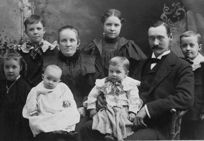 LA VIDA Y EL MINISTERIO DE SPENCER W. KIMBALL Andrew y Olive Kimball en 1897, con sus hijos (de izquierda a derecha): Ruth, Gordon, Alice, Clare, Spencer (en las rodillas del padre) y Delbert.