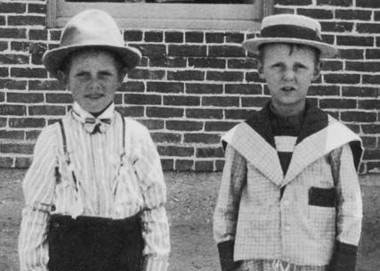 LA VIDA Y EL MINISTERIO DE SPENCER W. KIMBALL El pequeño Spencer W. Kimball (a la izquierda) con un amigo de la infancia, Clarence Naylor.
