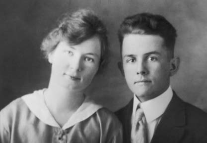 LA VIDA Y EL MINISTERIO DE SPENCER W. KIMBALL Camilla Eyring y Spencer W. Kimball, poco antes de casarse.