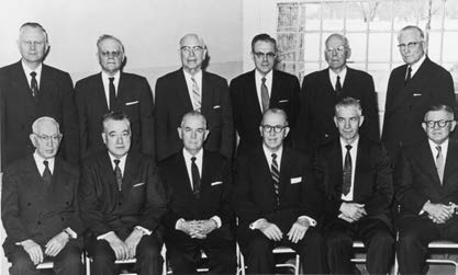 LA VIDA Y EL MINISTERIO DE SPENCER W. KIMBALL El Quórum de los Doce Apóstoles en 1958. De pie, de izquierda a derecha: Delbert L. Stapley, Marion G. Romney, LeGrand Richards, Richard L.