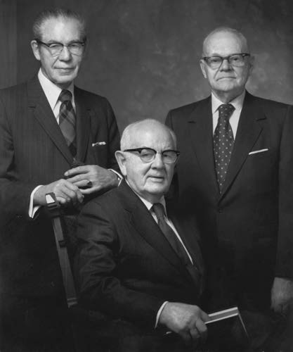 LA VIDA Y EL MINISTERIO DE SPENCER W. KIMBALL El presidente Spencer W. Kimball, en el centro, con los Consejeros de la Primera Presidencia desde 1973 hasta 1981: los presidentes N.