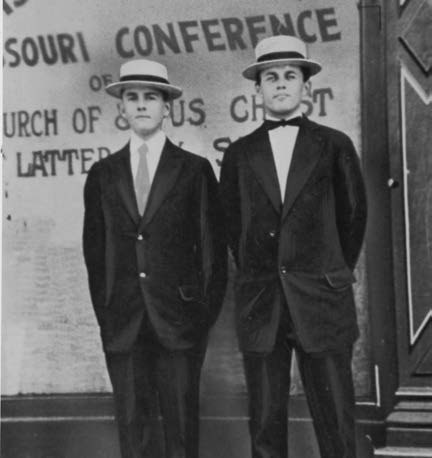 CAPÍTULO 24 El élder Spencer W. Kimball (a la izquierda) como misionero de tiempo completo en la Misión de los Estados Centrales [EE.UU.], en junio de 1915. En la foto, con su compañero, L. M. Hawkes.