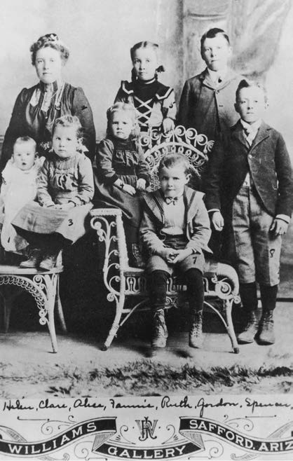 Spencer W. Kimball y sus hermanos, unos dos años antes de fallecer su hermana Fannie.