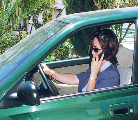 7º- Hablar por el teléfono móvil cuando se conduce, impide manejar el volante de forma adecuada?