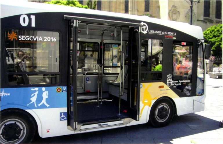 Los autobuses de piso bajo son una excelente solución para conseguir la accesibilidad universal. Autobuses Urbanos de Segovia.