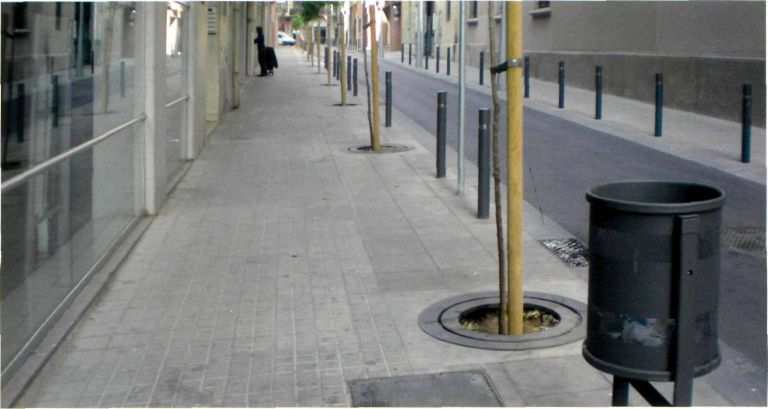Plataforma única de tráfico mixto (Barcelona). Se ha utilizado pavimento diferenciado entre las bandas de tráfico peatonal y rodado así como para la banda de mobiliario.