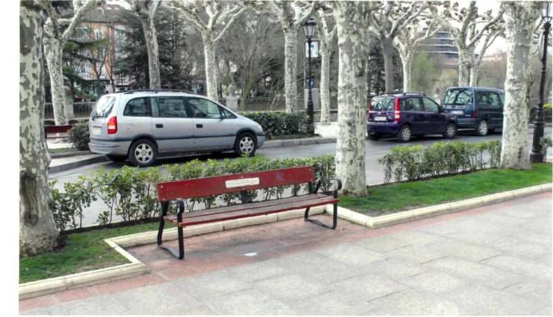 Bancos 26 y zonas de descanso A lo largo de los espacios públicos, en las bandas de mobiliario urbano y en plazas, parques y jardines, será necesario disponer de zonas de descanso para los