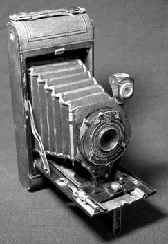 UNA CRÓNICA DE LA INDUSTRIA DEL CINE Eastman compró el derecho para utilizar la patente en 1888 e introdujo la cámara KODAK BROWNIE el año siguiente.