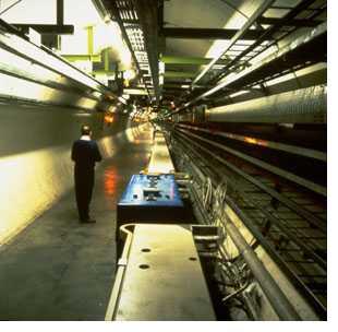 Figura 14: Túnel con la maquinaria del LEP Figura 15: Uno de los cuatro detectores del LEP disponía de cuatro detectores, DELPHI, OPAL, ALEPH y L3, donde se llevaban a cabo las colisiones, sirviendo