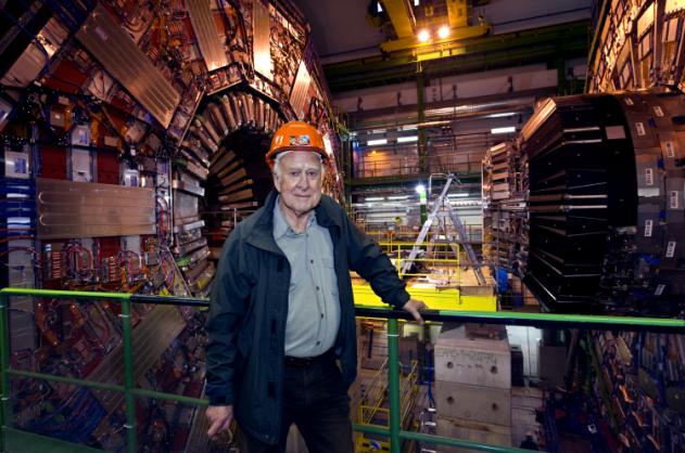 Figura 23: Higgs (el científico) visitando uno de los detectores del LHC donde se pretende detectar el Higgs (la partícula). de 12.