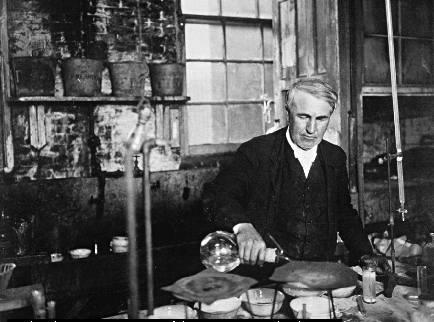 Alva Edison inventando