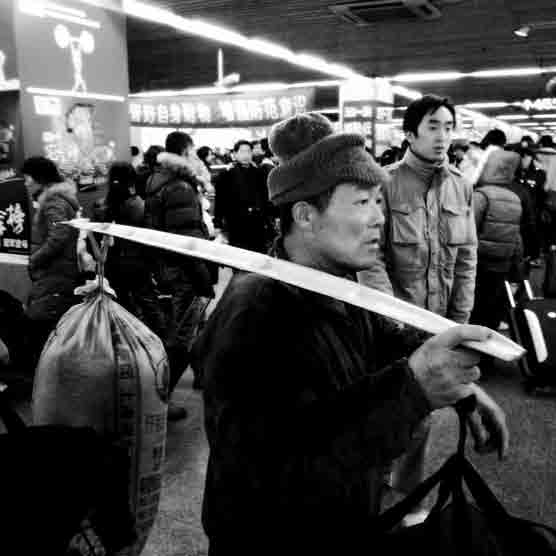 10 Migrante chino llegando a la ciudad de Shanghai Fuente : Peijin Che = www.flickr.com comerciales, culturales, políticos, demográficos, financieros, de información, etc.