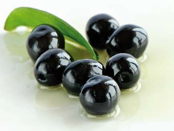 Negras: obtenidas de frutos recogidos en plena madurez o poco antes de ella, pudiendo presentar, según zona de producción y época de la recogida, color negro rojizo, negro violáceo, violeta oscuro,