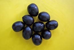 d. Aceitunas negras: Aceitunas negras en salmuera: estas aceitunas son firmes, lisas y de piel brillante, pudiendo presentar, debido a su preparación, ligeras concavidades en su superficie.