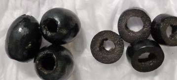 El ennegrecimiento de la aceituna que se consigue después de sucesivos lavados, es una aceituna de color negro brillante, color que se fija mediante adición de sales de hierro.