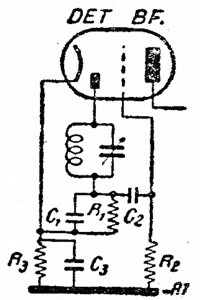 Las tensiones desarrolladas en C1 R1 pasan a través de C2, a la grilla de BF., cuya resistencia de escape es R2; C3 y R3 aseguran la polarización de esta válvula.