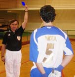 3 PENALTY Y LIBRE DIRECTO - MOMENTO 3 El árbitro que controla la ejecución del penalty (o libre directo), levanta uno de los dos brazos para indicar al