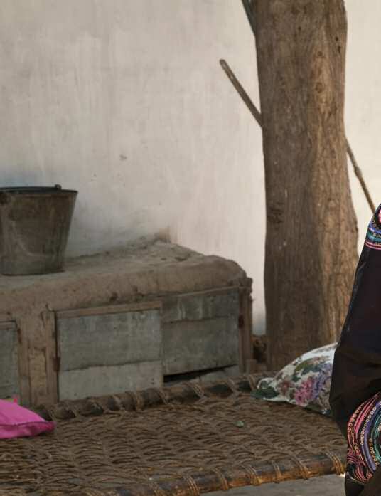Provincia de Khyber Pakhtunkhwa, el Pakistán: Shazia Bibi mira afuera desde el patio de su casa.