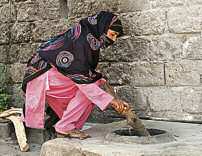 112 Informe sobre la pobreza rural 2011 Shazia Bibi ronda los 35 años de edad y es madre de tres hijos.