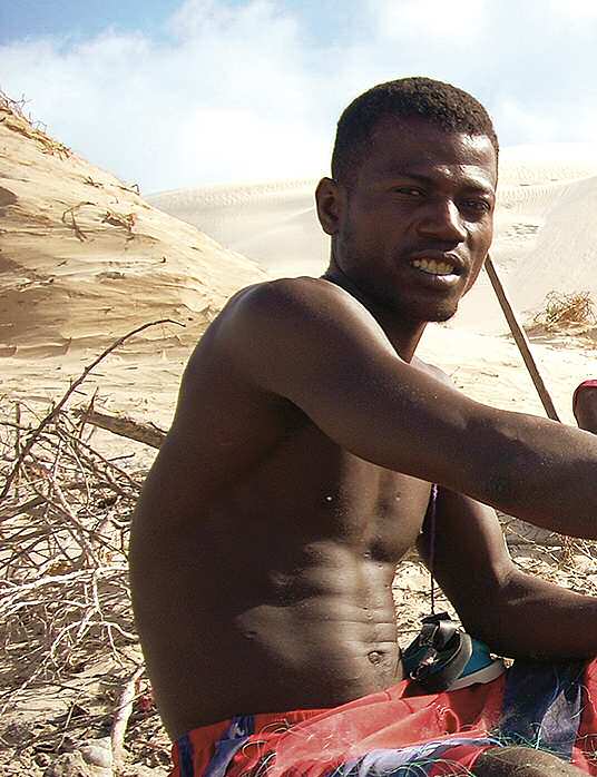 Región de Androy, Madagascar: Ranaivo Jean Noelson repara redes con su equipo de pesca. Es un pescador que también posee una pequeña granja.