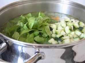 Si las verduras y hortalizas se dejan a remojo antes de cocinarlas, se elimina gran parte de su potasio. El agua destilada es mucho más eficaz para este propósito que el agua normal.