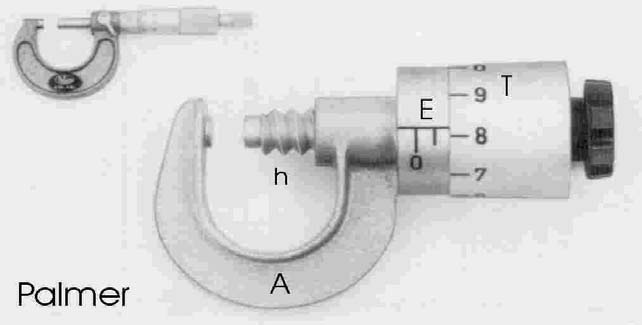 Fig. 1-1 El procedimiento para hacer una medida es el siguiente. Desplazando la reglilla se ajusta la pieza a medir entre las dos partes salientes del calibrador, (Fig.1-1).