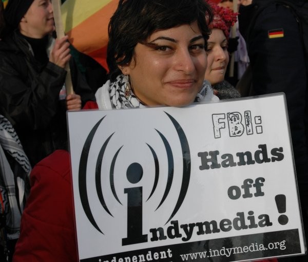 http://indymedia.org INDYMEDIA.ORG La mayor red mediactivista contra la hegemonía informativa by EVhAck Indymedia es la red de Centros de Medios Independientes más grande del mundo.