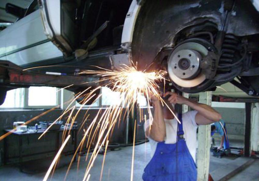 1.- Mecánica y electricidad Ofrecemos un servicio integral de reparación mecánica, eléctrica y electrónica de vehículos.