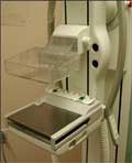 Una unidad de mamografía consiste en una caja rectangular que contiene el tubo que genera los rayos X.
