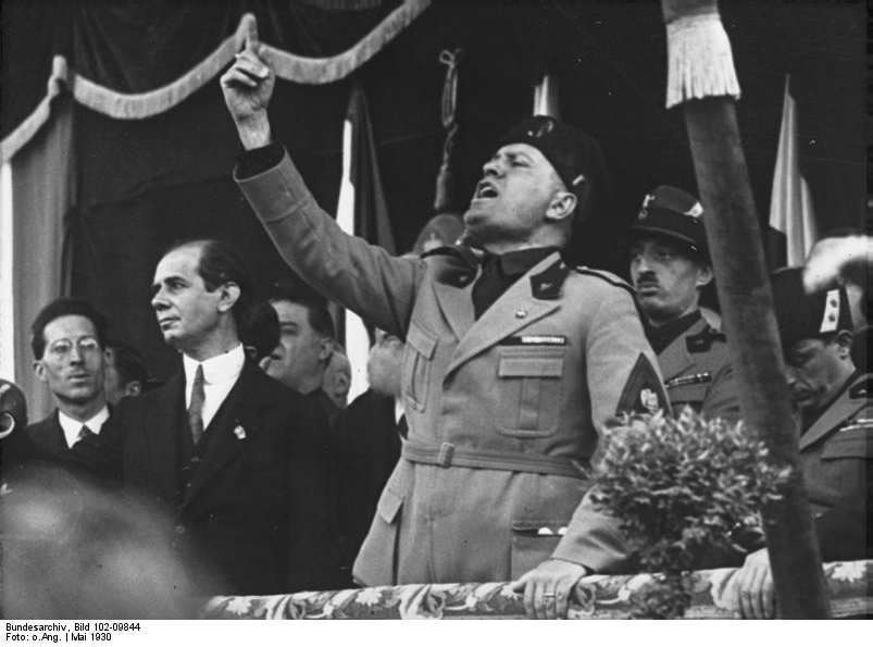 diputado en 1921. En 1922, ante una huelga general promovida por las organizaciones obreras, Mussolini consiguió reunir en Nápoles a 40.000 camisas negras que iniciaron una marcha hacia Roma.