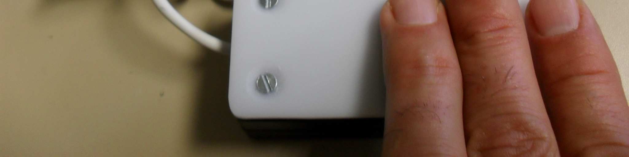 pilas AAA consta de una salida jack de 3,5mm. para poder conectar un pulsador.