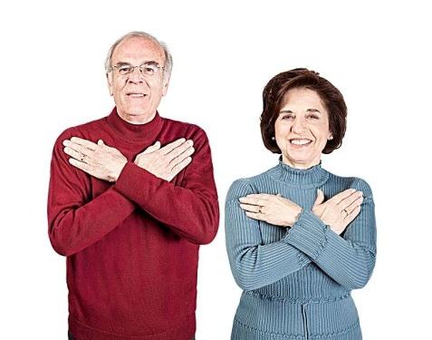 Los protagonistas de esta campaña son cuatro beneficiarios reales de los proyectos financiados con la casilla de Fines Sociales: Ángeles Francisco y Antonio Saiz. 69 y 71 años.