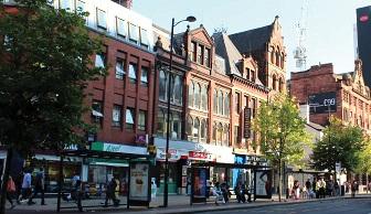 El centro de estudios Nuestro Colegio está situado en el corazón de Manchester, cerca de muchas tiendas, cafeterías, restaurantes y hoteles. Hay conexión Wii-Fi en todo el edificio.