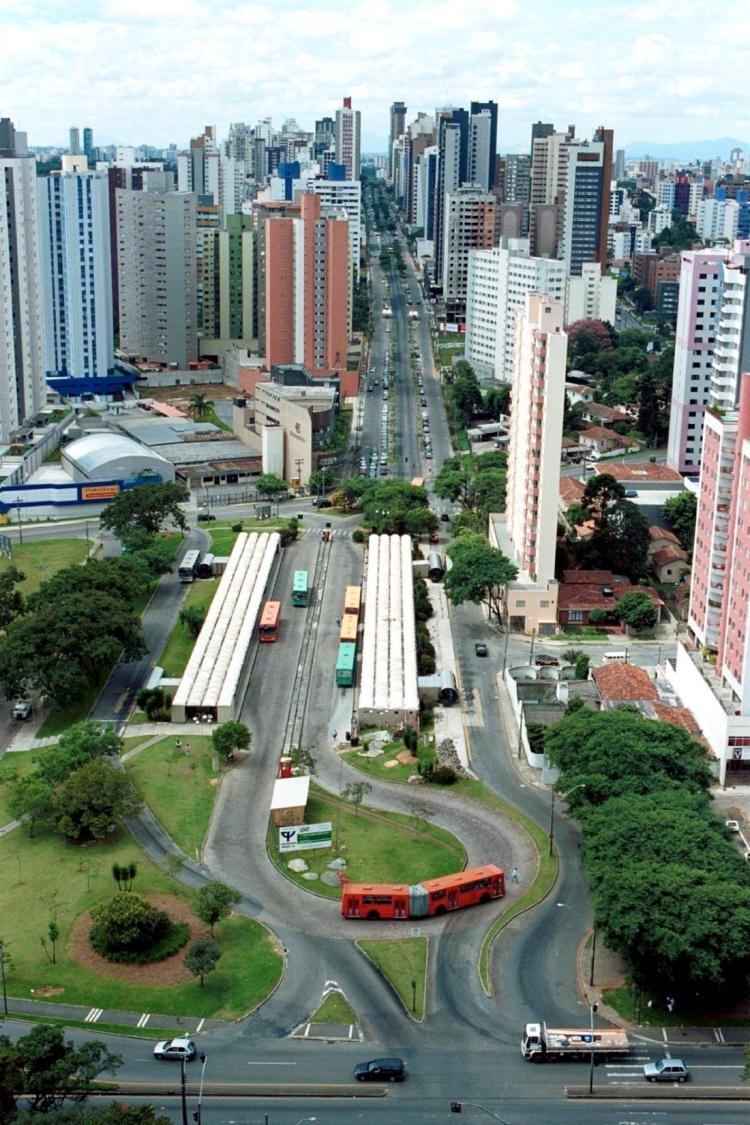 BRT in Curitiba: 81,6 km Expresso Tiradentes: 10,8 km Curitiba Initial busways 1974 First BRT 1982 Foto: