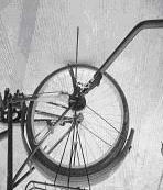 CÓMO ENGANCHAR EL REMOLQUE A LA BICICLETA Afloje el tornillo del eje de la rueda trasera de su bicicleta, coloque la pieza de unión en el eje y vuelva a fijarlo todo con el tornillo de su bicicleta.